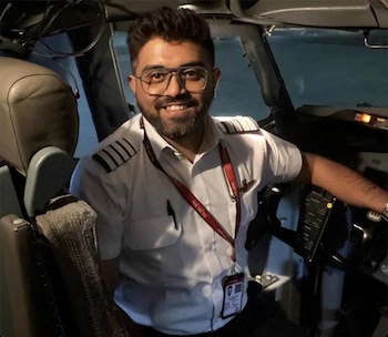 El piloto indio Smit Machchhar, capitán del vuelo FZ1073 de Flydubai, en una foto difundida por la Cancillería de Israel. Está hospitalizado en Arabia Saudita, y el primer ministro indio, Narendra Modi, lo llamó "héroe" (AFP/Cancillería de Israel)