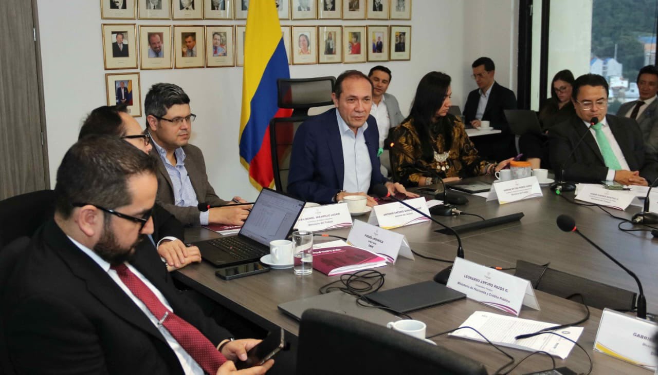 El ministro de Trabajo, Antonio Sanguino, confirmó que la decisión sobre el salario mínimo podría tomarse por decreto en las próximas 48 horas - crédito @AntonioSanguino/X