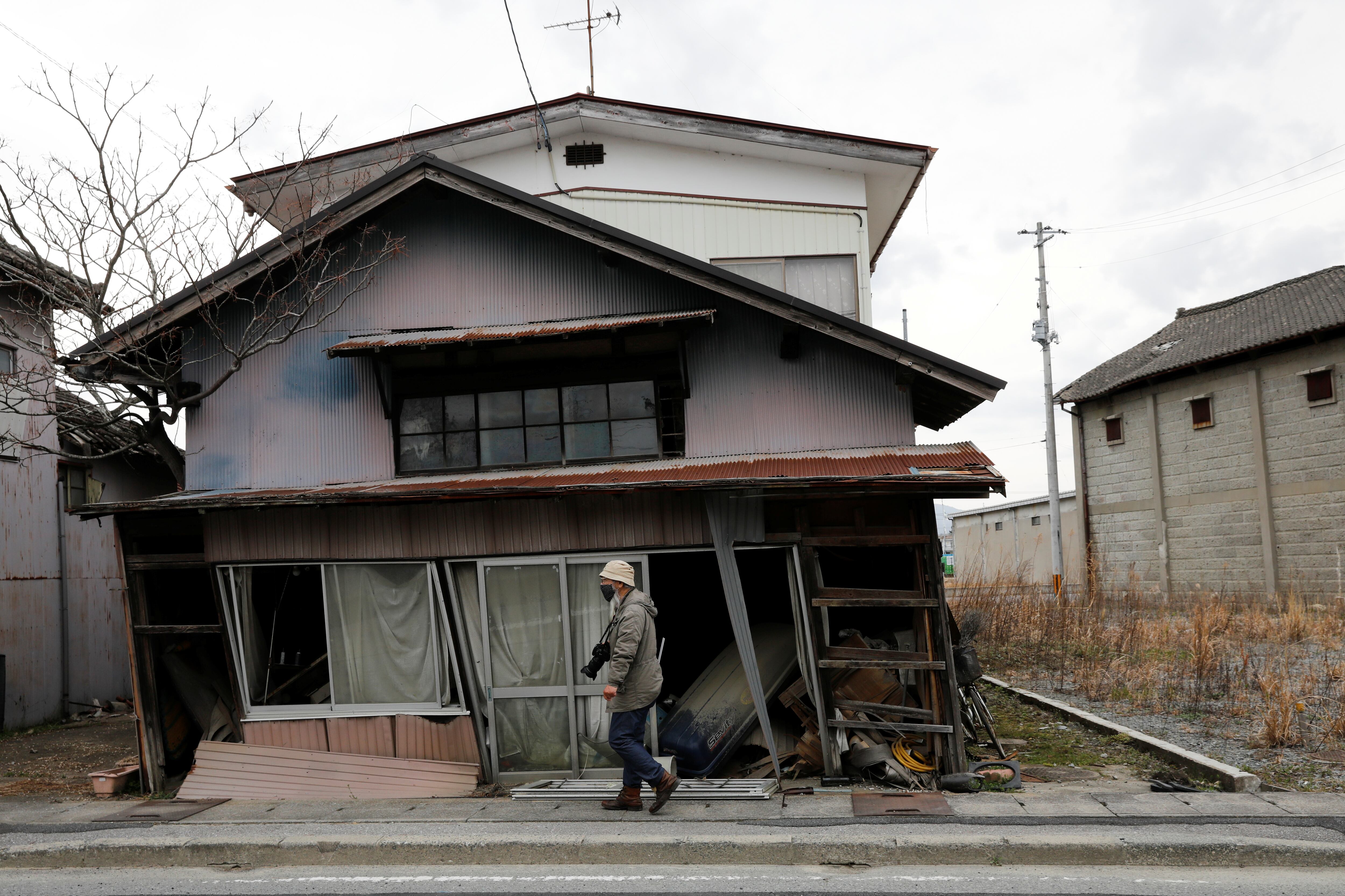 La radiación emitida a la atmósfera obligó al gobierno a declarar una zona de evacuación cada vez más grande alrededor de la planta, que culminó en con un radio de veinte kilómetros (Reuters/Kim Kyung-Hoon)