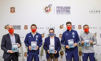 09/11/2020 Luis Rubiales (presidente RFEF), Mikel Oyarzábal (Real Sociedad), Manuel Murie (neurólogo y autor), Rodri Hernández (Manchester City) y Luis Enrique Martínez (seleccionador nacional), en la presentación de 'Pensando en Fútbol, de los pies a la cabeza'
DEPORTES
RFEF
