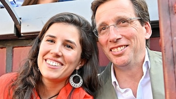 Teresa Urquijo y José Luis Martínez-Almeida, cómplices en Las Ventas mientras crecen los rumores de un segundo embarazo