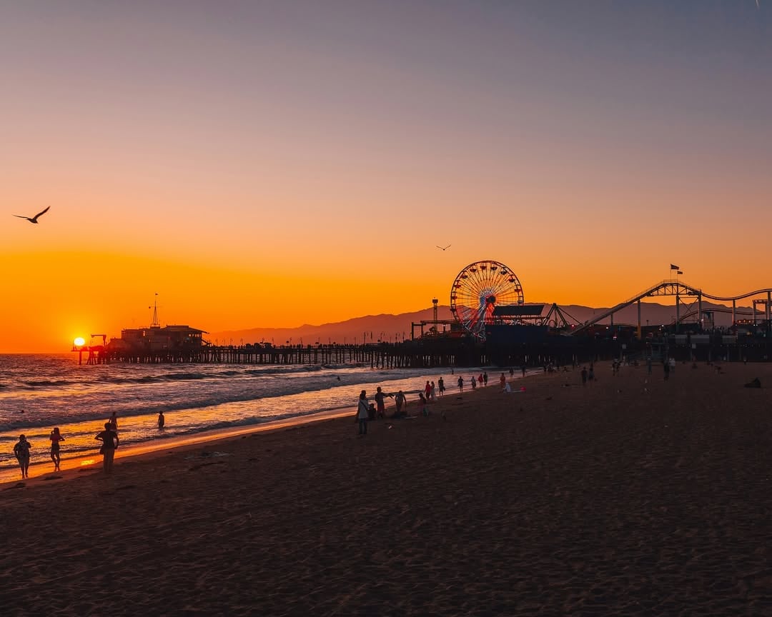 El programa Beach Bus de Los Ángeles vuelve para la temporada de verano 2026. El servicio conectará las comunidades de Palmdale y Lancaster con la playa de Santa Mónica. Foto: Instagram @santamonicapier