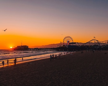 El programa Beach Bus de Los Ángeles vuelve para la temporada de verano 2026. El servicio conectará las comunidades de Palmdale y Lancaster con la playa de Santa Mónica. Foto: Instagram @santamonicapier