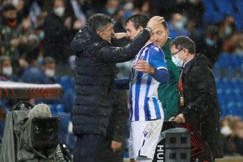 Imanol Alguacil (i) felicita al