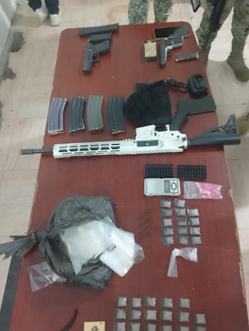 Se les encontraron armas y drogas Foto: Fiscalía Oaxaca