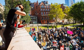 Una mujer se corta el