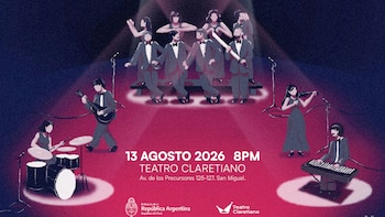 Ilustración de un escenario iluminado con cuatro músicos y siete artistas performáticos. Incluye batería, guitarra, violín, teclado, micrófonos, y texto informativo sobre el evento y logos