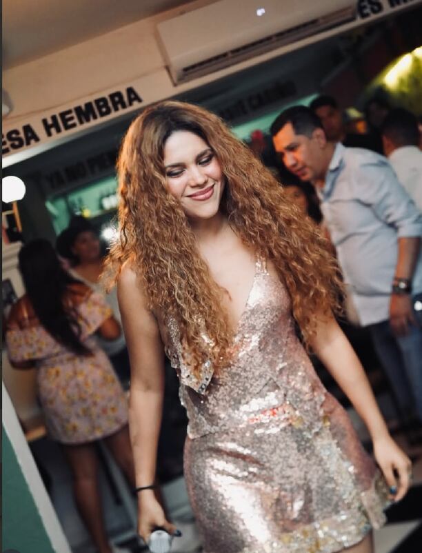 La artista Andrea Correa presentó una denuncia contra Klismann Moncada, quien personificó a Maluma, por presunta estafa luego de entregar dinero para un negocio digital que no cumplió las expectativas - crédito @yomellamoshakira2025_/ Instagram