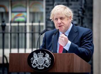 Primer ministro británico, Boris Johnson, hablando fuera de Downing Street 10 tras recuperarse del coronavirus (Pippa Fowles/10 Downing Street/Handout via REUTERS)
