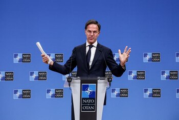 Mark Rutte dijo que los europeos “gastaron mucho más del 3% de su PIB en defensa. Con esa mentalidad ganamos la Guerra Fría. El gasto cayó después de la caída del Telón de Acero. El mundo era más seguro. Ya no lo es”. REUTERS/Yves Herman