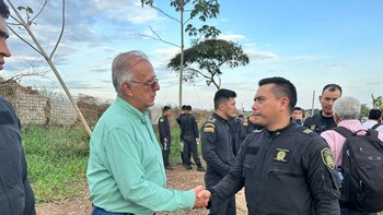 Liberados los policías y trabajadores