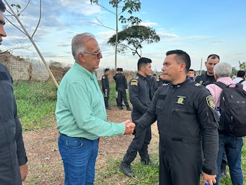 El ministro de Defensa saludamdo a uno de los policías que estuvo retenido por los manifestantes. Ministerio de Defensa.