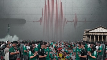 Ondas sísmicas rojas sobre una cuadrícula gris, un brazo de sismógrafo, una multitud con ropa verde, un edificio clásico con columnas y una estatua pequeña