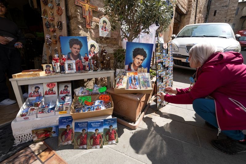 FOTO DE ARCHIVO. Recuerdos de Carlo Acutis, que murió de leucemia en 2006 a los 15 años, expuestos en una tienda de Asís, Italia. 10 de abril de 2025. El papa Francisco ha despejado el camino para que Acutis sea el primer santo de la generación del milenio. REUTERS/Remo Casilli