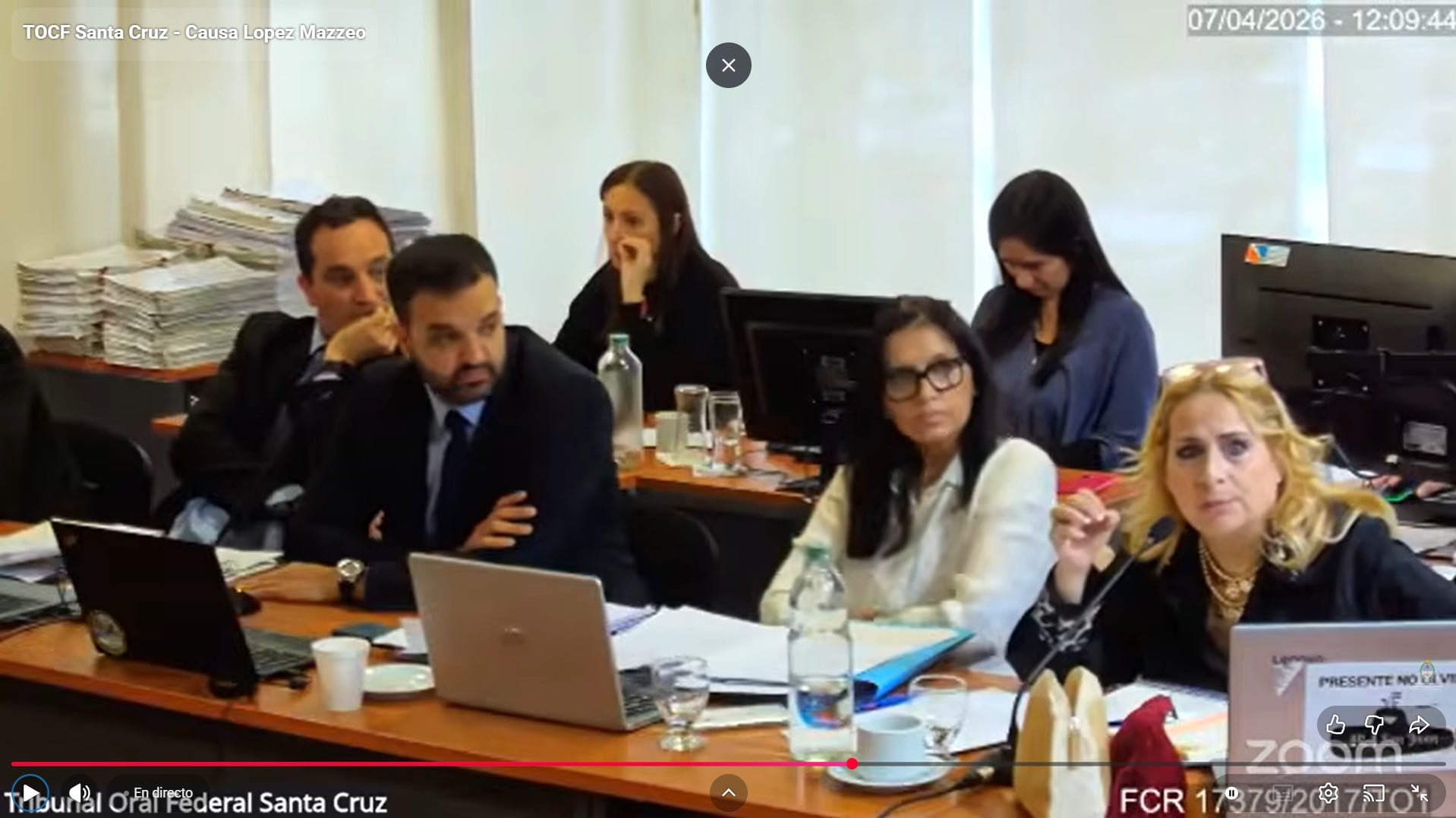 El fiscal Lucas Colla fue el instructor de la causa; Gastón Pruzán, el segundo desde la izquierda de la foto, sostiene la acusación en el juicio oral contra los cuatro imputados