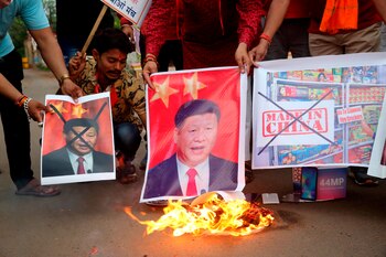 Manifestantes gritan consignas y queman