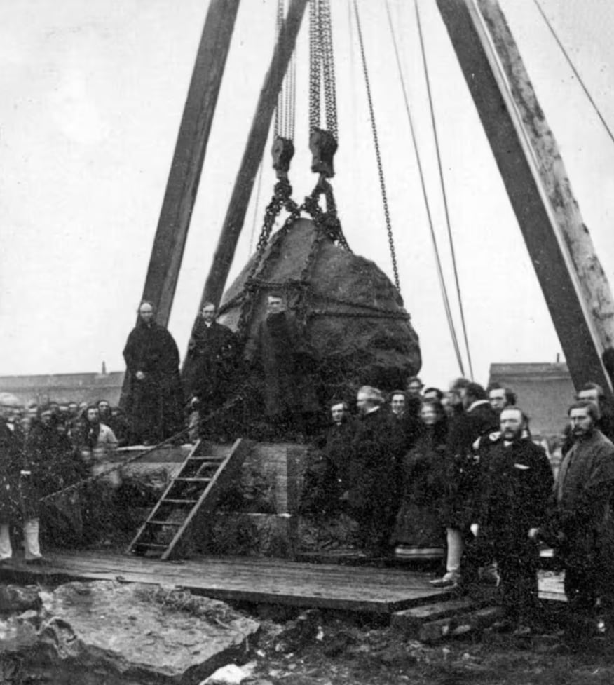 Colocación de la piedra monumental que marca las tumbas de 6000 inmigrantes, Puente Victoria, Montreal (Colección William Notman, Museo McCord)
