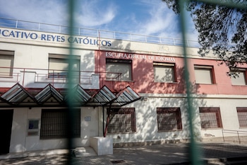 Edificio de la Escuela Oficial de Idiomas en Pozuelo de Alarcón, Madrid. (Ricardo Rubio / Europa Press)