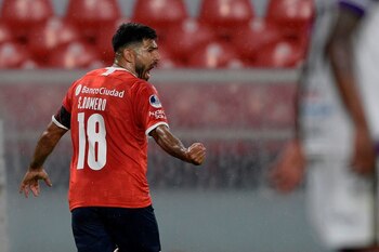 Silvio Romero celebra el gol