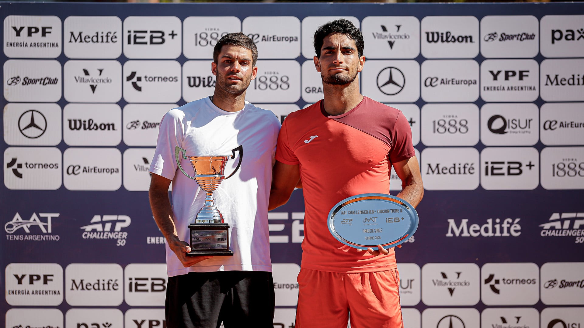 Facundo Díaz Acosta y Miguel Damas durante la premiación del AAT Challenger edición Tigre II (Crédito: Prensa AAT)