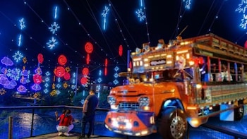 Chiva navideña recorre los alumbrados