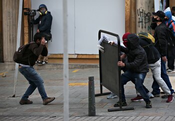 Un hombre toma fotos durante