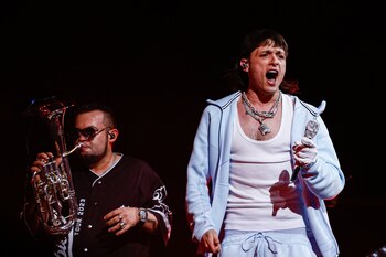 Peso Pluma junto a Cheke,