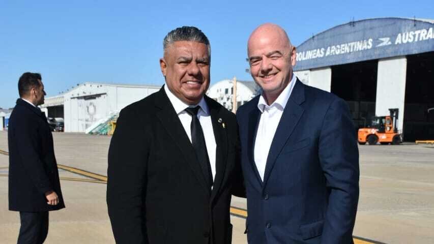 Claudio Tapia y Gianni Infantino, presidente de la FIFA