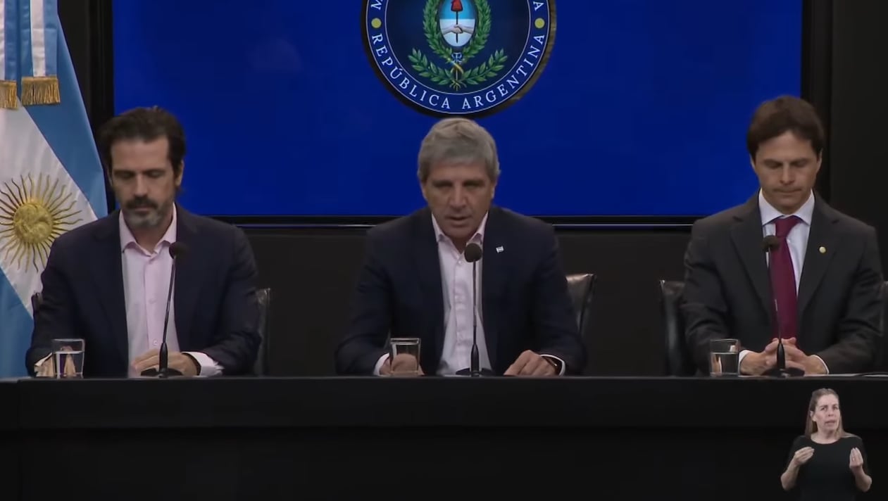 Luis Caputo explicó en conferencia de prensa que el esquema busca reducir el descalce entre depósitos de corto plazo y créditos hipotecarios a 15, 20, 25 o 30 años