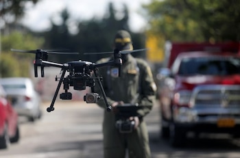 Especialistas en seguridad electrónica y expertos en aeronaves no tripuladas rastrean el punto desde donde fueron operados los drones en Vélez - crédito Reuters