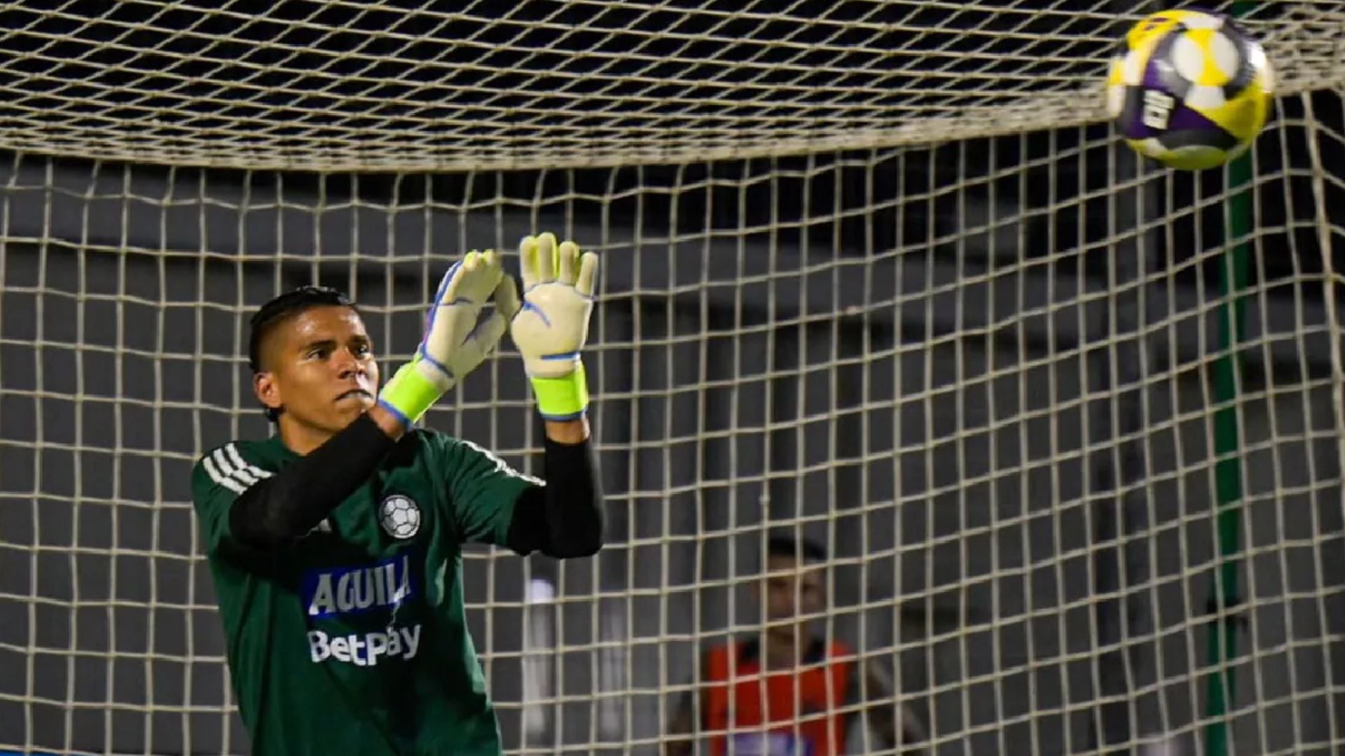 La última actuación de Kevin Mier con la Selección Colombia fue en la última fecha de las eliminatorias, en la goleada 6-3 sobre Venezuela - crédito FCF