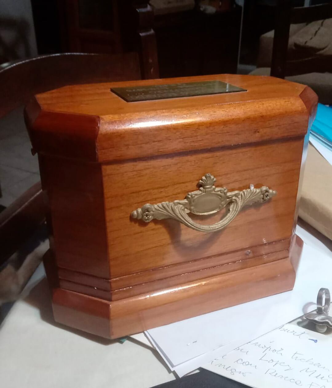 La urna con las cenizas de Massaferro, lista para emprender el último viaje a la unidad en la que murió defendiéndola (Alejandra Massaferro)