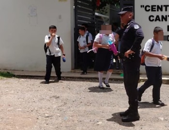 La Policía Nacional Civil confirmó la captura de un menor de edad que llevaba un arma de fuego y municiones en una mochila a un centro escolar de San Vicente, El Salvador. (Foto cortesía Policía Nacional Civil)