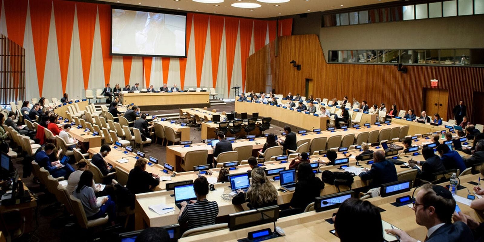 Delegados participan activamente en una sesión del Consejo Económico y Social de las Naciones Unidas en la Oficina de la ONU en Ginebra, discutiendo temas clave para el desarrollo global. (Ministerio de Relaciones Exteriores de Guatemala)