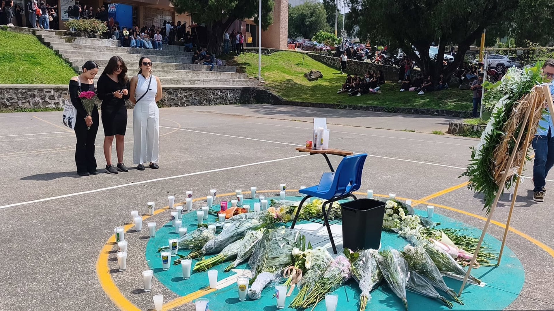 14/09/2026 Homenaje a la estudiante española asesinada el pasado 12 de septiembre, en el Instituto de Ciencias de la Educación, a 14 de septiembre de 2026, en Cuernavaca, Morelos (México). Estudiantes del Instituto de Ciencias de la Educación (ICE) en el Campus Chamilpa de la Universidad Autónoma del Estado de Morelos (UAEM), en Cuernavaca, Morelos, llevan a cabo un homenaje con flores, veladoras e imágenes en memoria de Claudia Tacoronte Aguilera, estudiante de intercambio española que fue asesinada en el municipio de Cuautla, Morelos, el pasado sábado 12 de septiembre.
SOCIEDAD
Ingrit Islas/El Sol de Cuernavaca/OEM vía EP