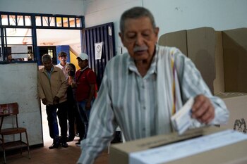 Un hombre deposita su voto