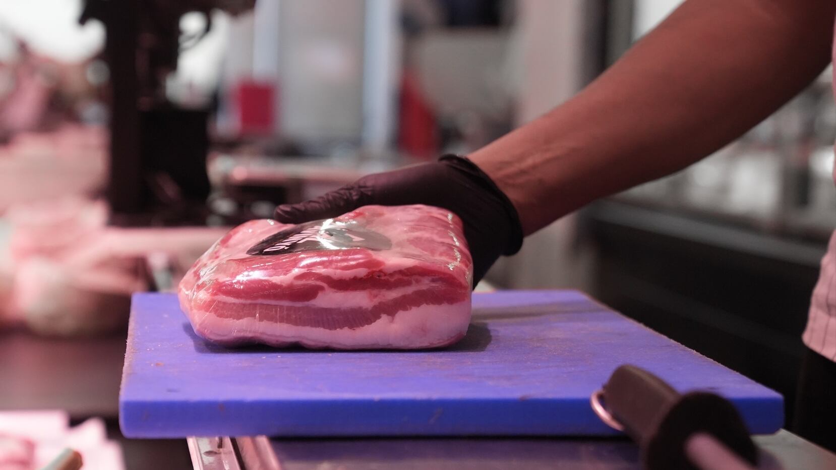 Carne de cerdo expuesta en un mercado, a 2 de diciembre de 2025, en Barcelona, Cataluña (España). (David Zorrakino / Europa Press)