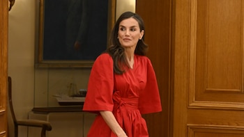La reina Letizia apuesta por el rojo con un vestido en estilo asiático de menos de 100 euros: escote cruzado, falda de vuelo y lazada