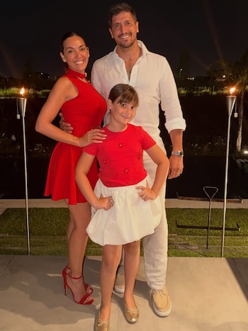 Tesouro, vestida de rojo, celebró