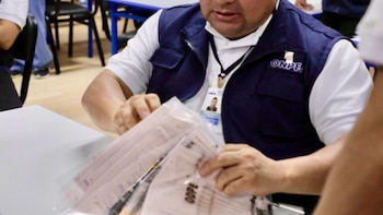 El procesamiento de actas implica digitalización, control de calidad por personal e inteligencia artificial, y verificación de datos mediante comparación ciega y revisión manual en caso de discrepancias o errores materiales (Créditos: ONPE)