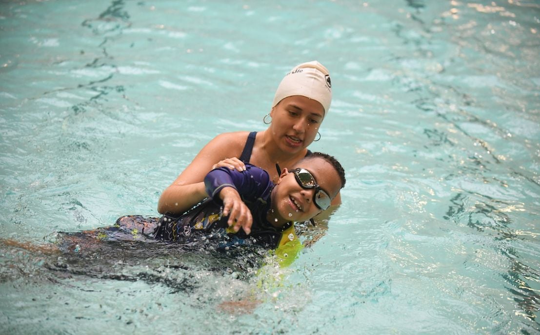 El calendario del programa incluye tres sesiones entre julio y agosto y un curso avanzado de natación para niños del 24 al 28 de agosto de 2026 (NYC Parks).