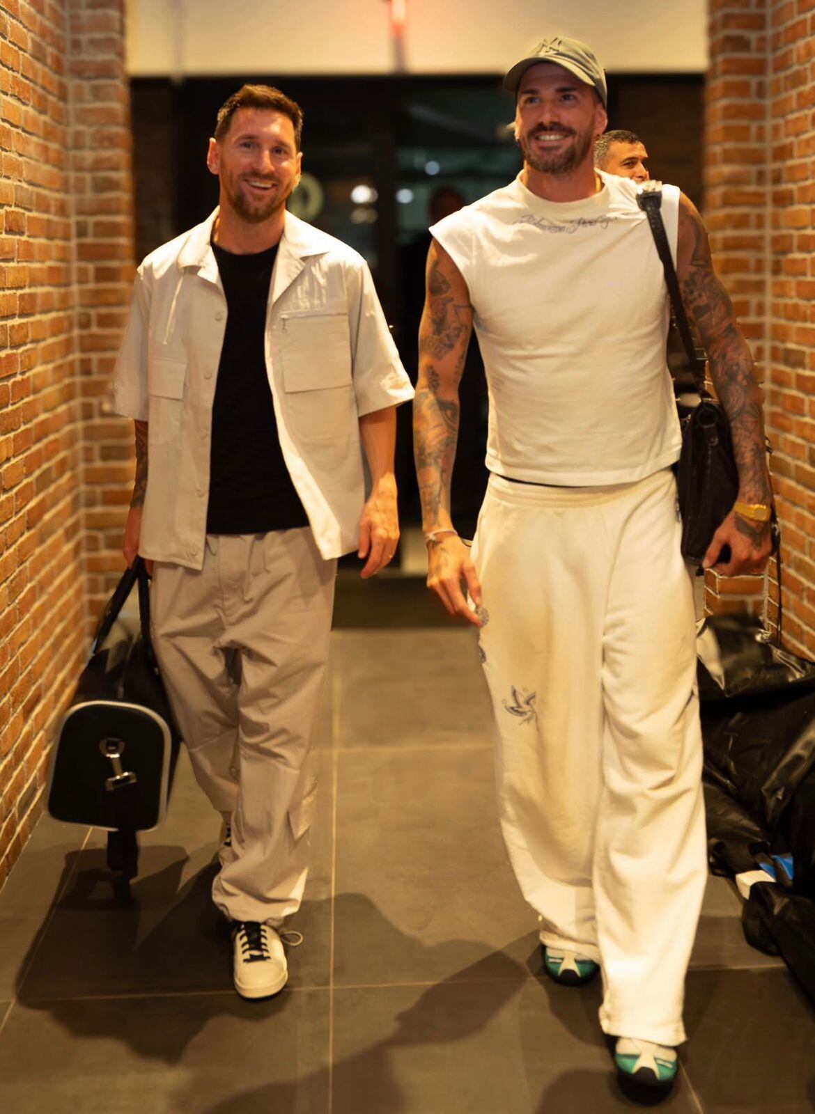 Las camisas de manga corta y los pantalones holgados marcan un registro veraniego centrado en frescura y practicidad (Instagram: @lionelmessi)