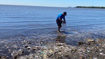 Un hombre se moja los