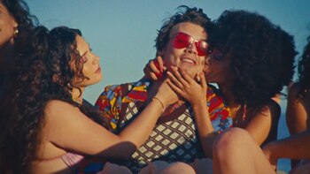 Rodeado de mujeres sin respetar