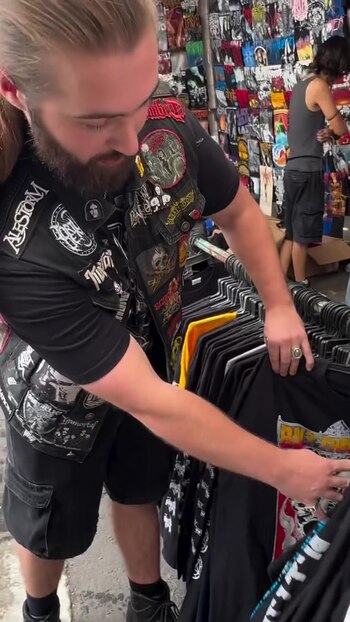 Recorriendo el tianguis del Chopo,