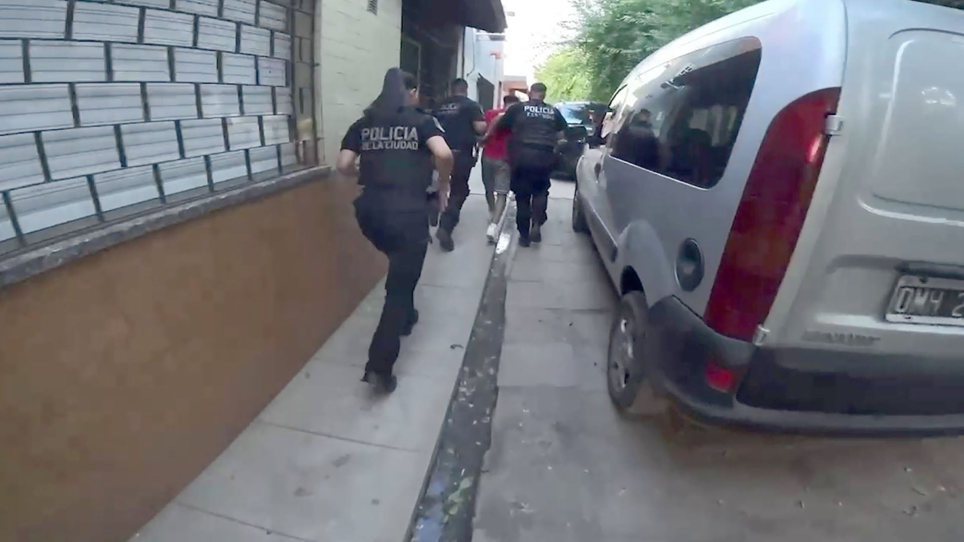 Policía de la Ciudad se lleva a uno de los detenidos