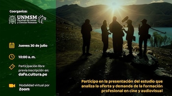 Siluetas de cinco personas con equipo de filmación al atardecer en un paisaje montañoso con un lago, ovejas y texto informativo del evento