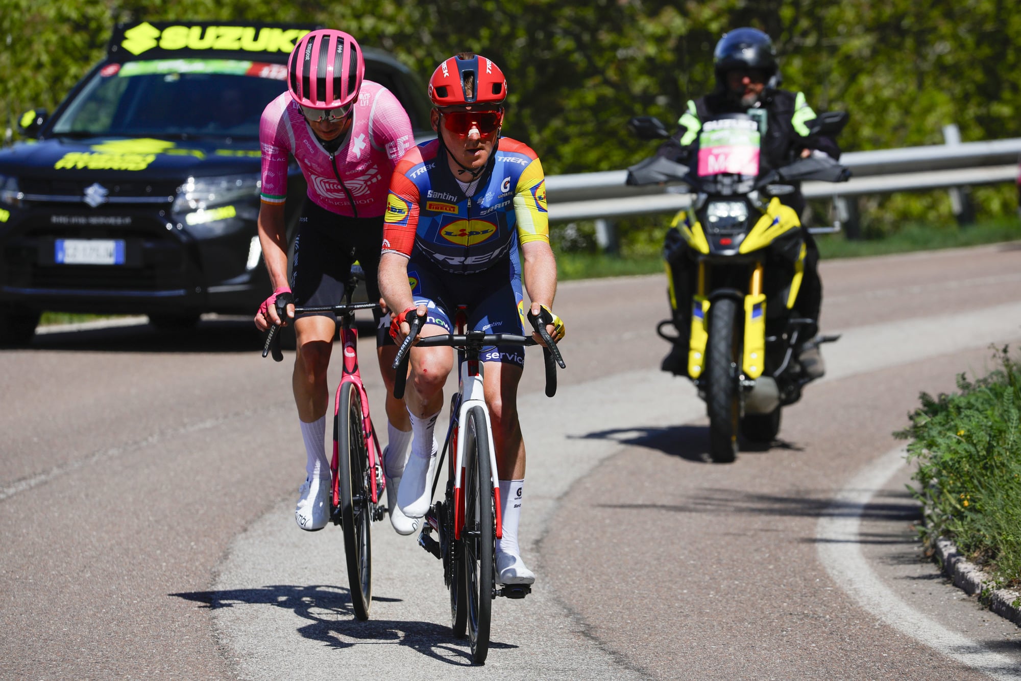 Sam Oomen del Lidl-Trek y Darren Rafferty del EF Education Easy Post durante la etapa 3 del Tour de los Alpes -crédito @Tourof_TheAlps/X-@SprintCycling/X