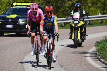 Sam Oomen del Lidl-Trek y Darren Rafferty del EF Education Easy Post durante la etapa 3 del Tour de los Alpes -crédito @Tourof_TheAlps/X-@SprintCycling/X
