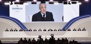 El presidente del Real Madrid junto a su Junta Directiva. (Rodrigo Jiménez/EFE)